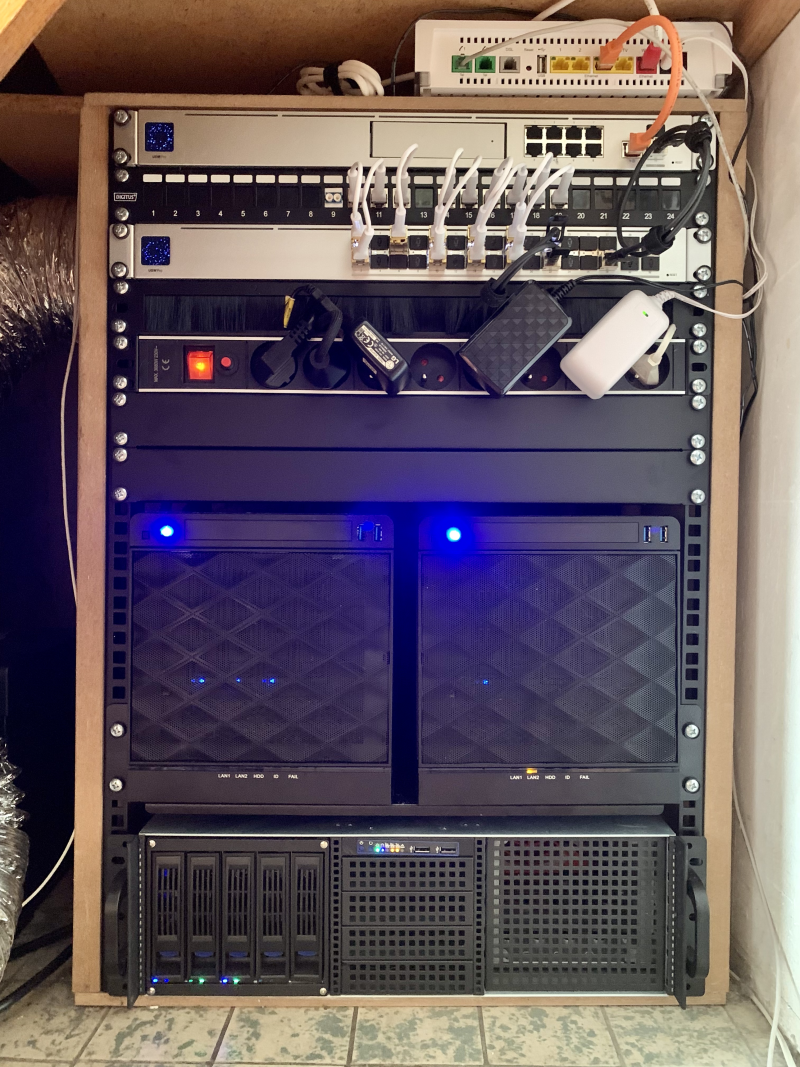Rack en service avec la totalité de mon home lab (matériel réseau et serveurs)